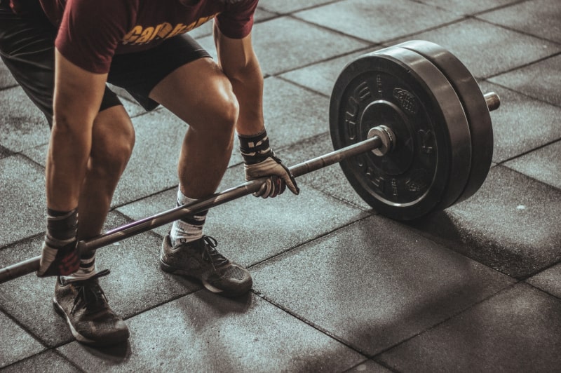 Grupo de personas entrenando crossfit