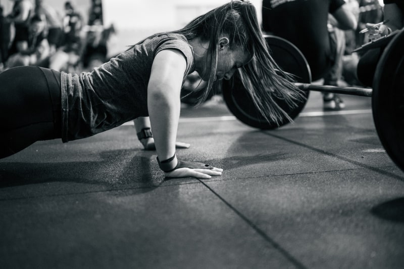 Grupo de personas entrenando crossfit