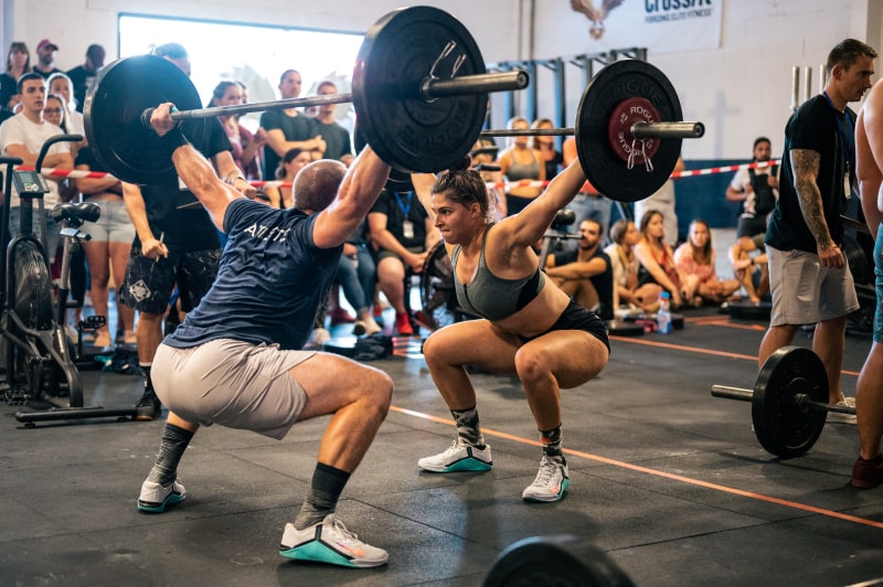 Grupo de personas entrenando crossfit