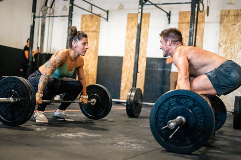Grupo de personas entrenando crossfit