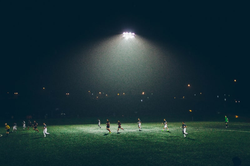Grupo de personas entrenando futbol