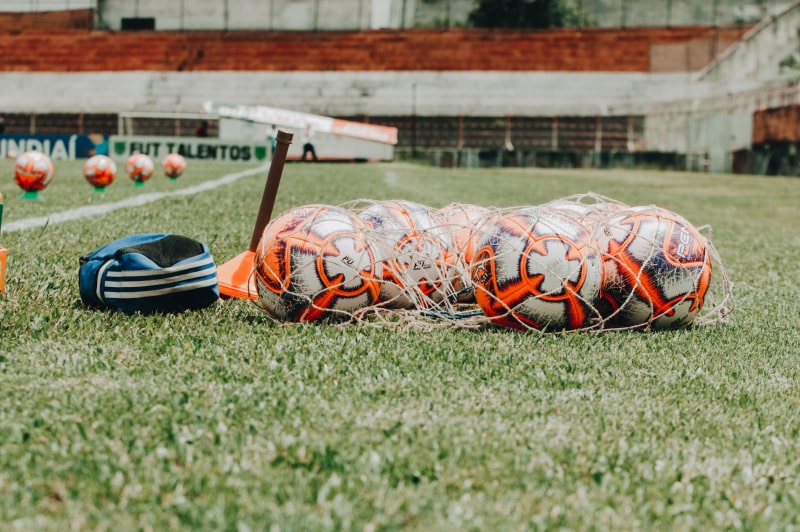 Grupo de personas entrenando futbol