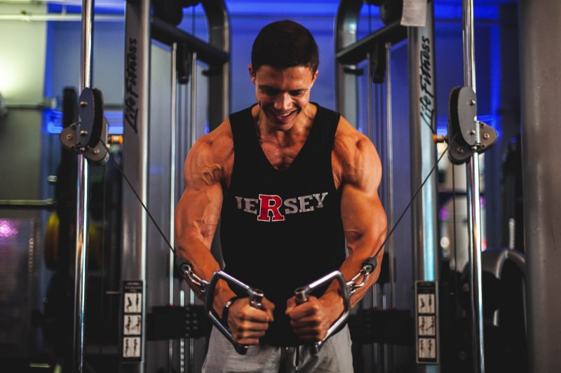 Grupo de personas musculando