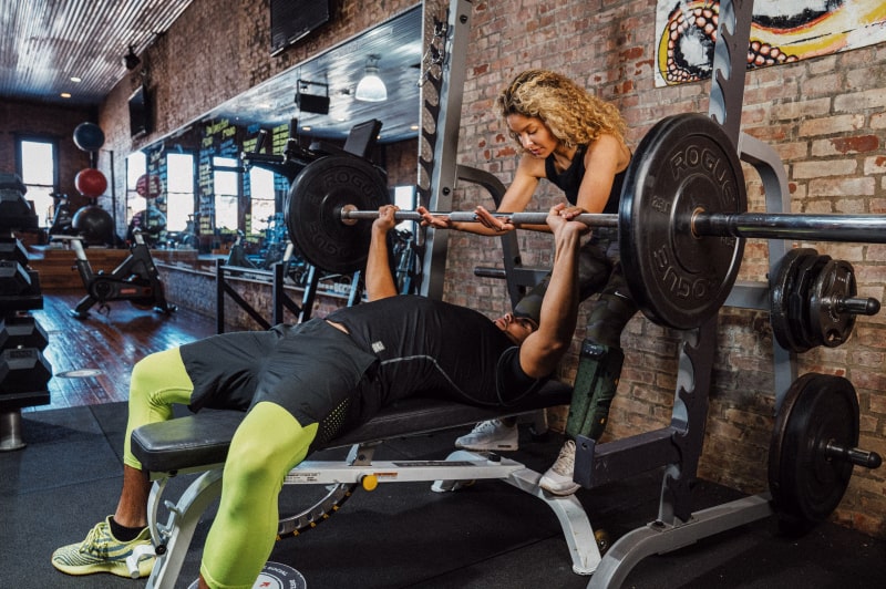 Grupo de personas musculando