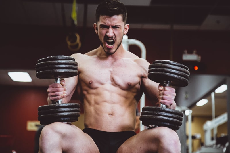 Grupo de personas musculando