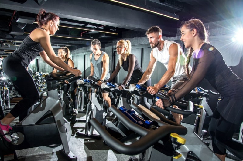 Grupo de mujeres entrenando spinning