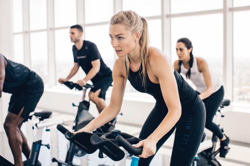 Grupo de mujeres entrenando spinning